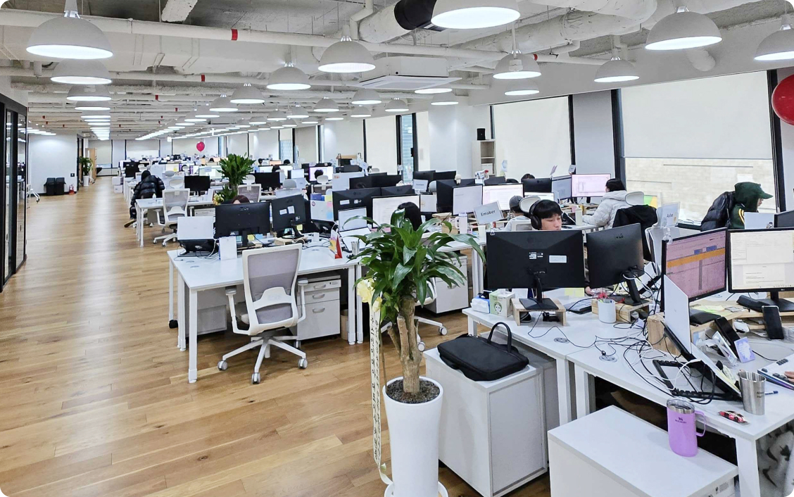 업무 중인 사무공간 전경